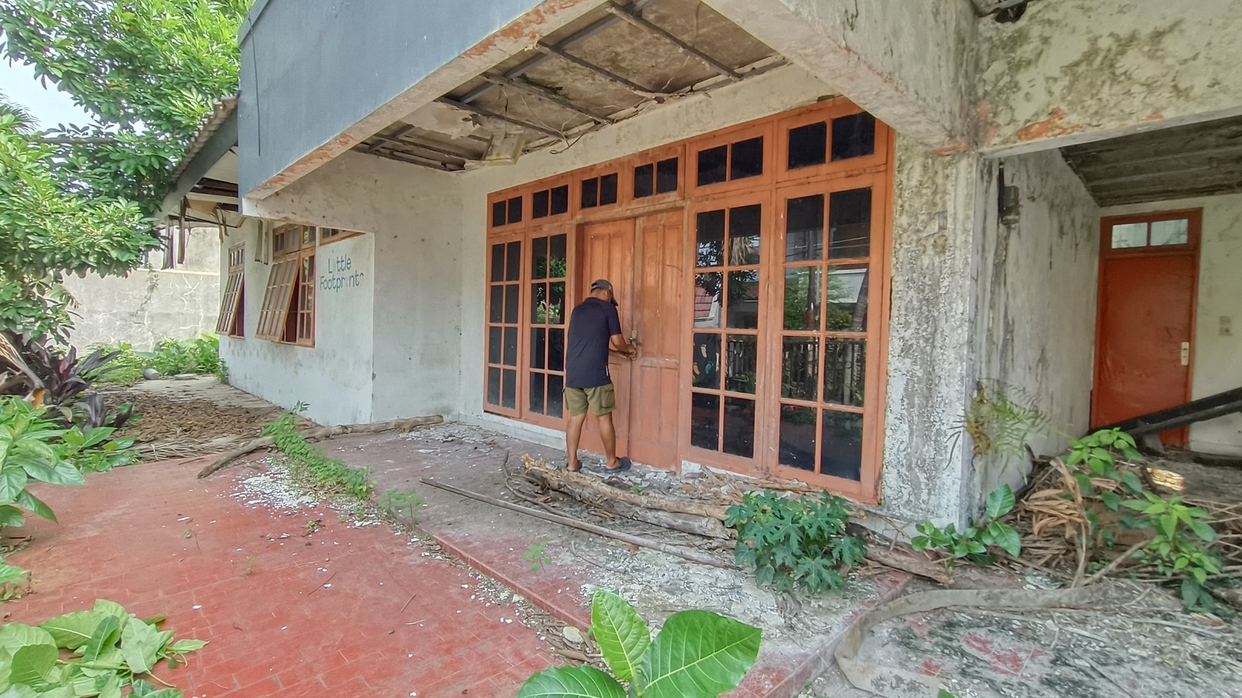 Dijual Rumah - Hitung Tanah saja, Lokasi Strategis dan Nyaman