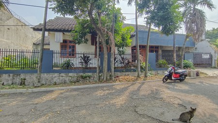 Dijual Rumah - Hitung Tanah saja, Lokasi Strategis dan Nyaman