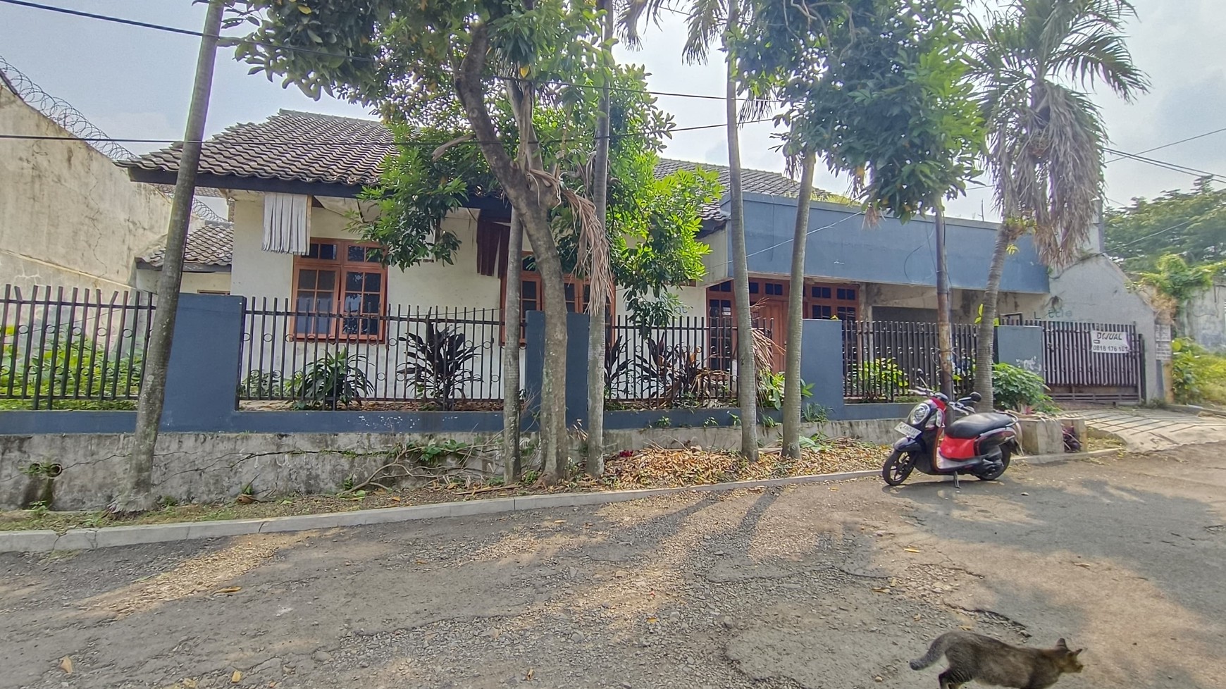 Dijual Rumah - Hitung Tanah saja, Lokasi Strategis dan Nyaman
