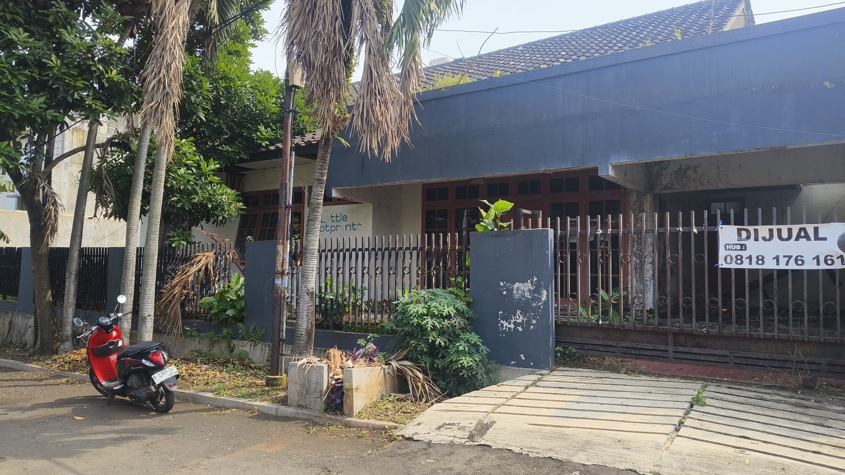 Dijual Rumah - Hitung Tanah saja, Lokasi Strategis dan Nyaman