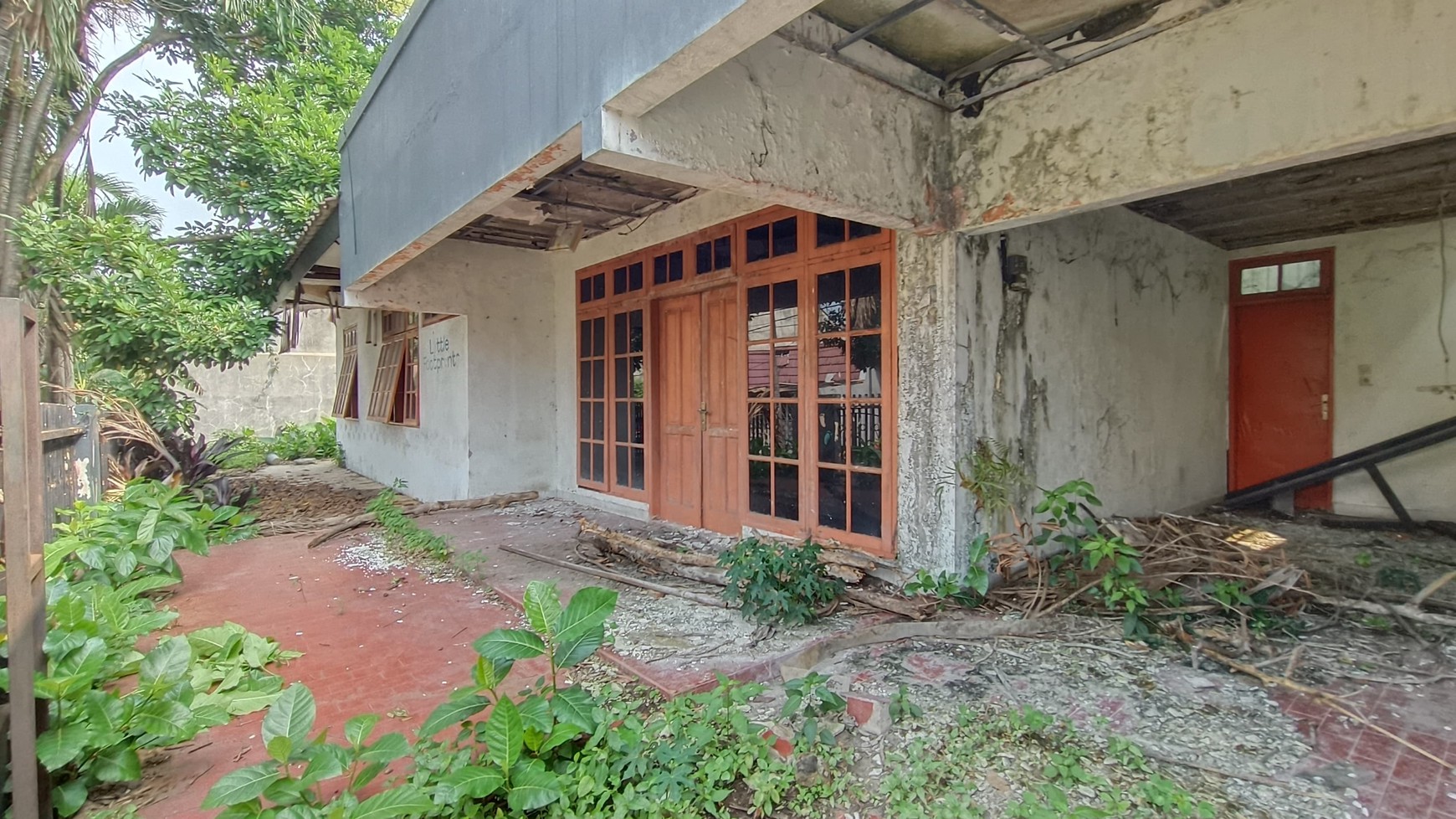 Dijual Rumah - Hitung Tanah saja, Lokasi Strategis dan Nyaman