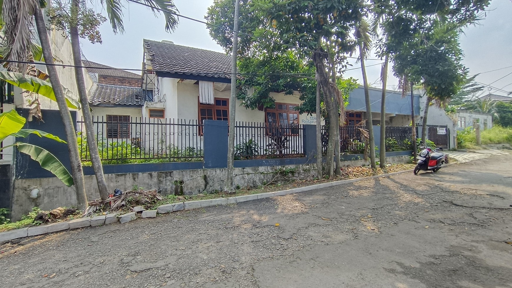 Dijual Rumah - Hitung Tanah saja, Lokasi Strategis dan Nyaman