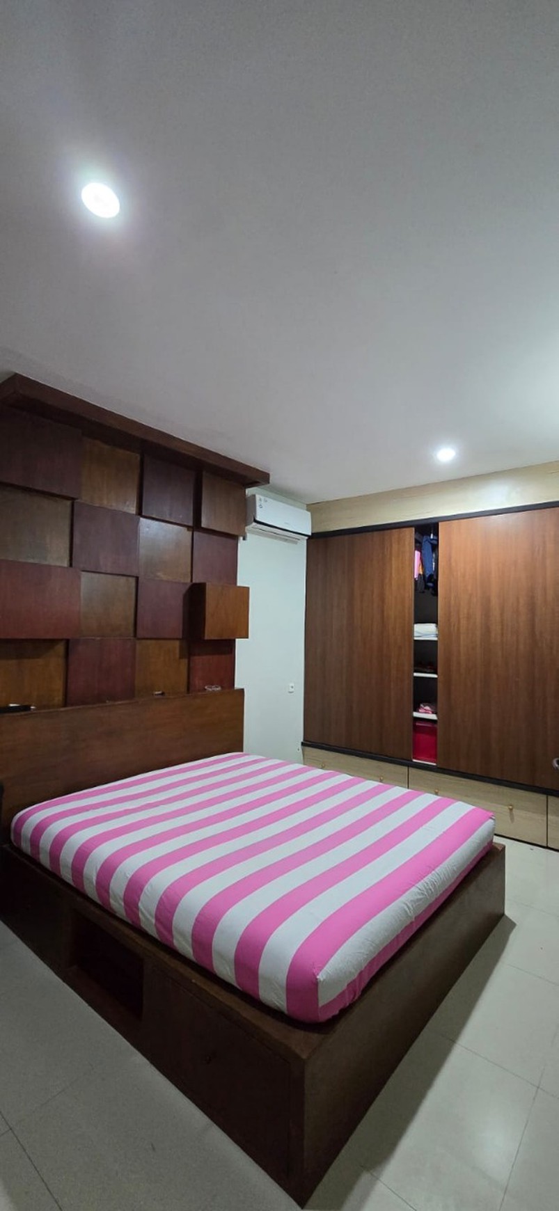 Jual Rumah 2 Lantai Murah dan Furnished, Lingkungan Aman dan Nyaman di GreenLake Citraland Surabaya Dekat dengan Pakuwon City dan Grand Pakuwon