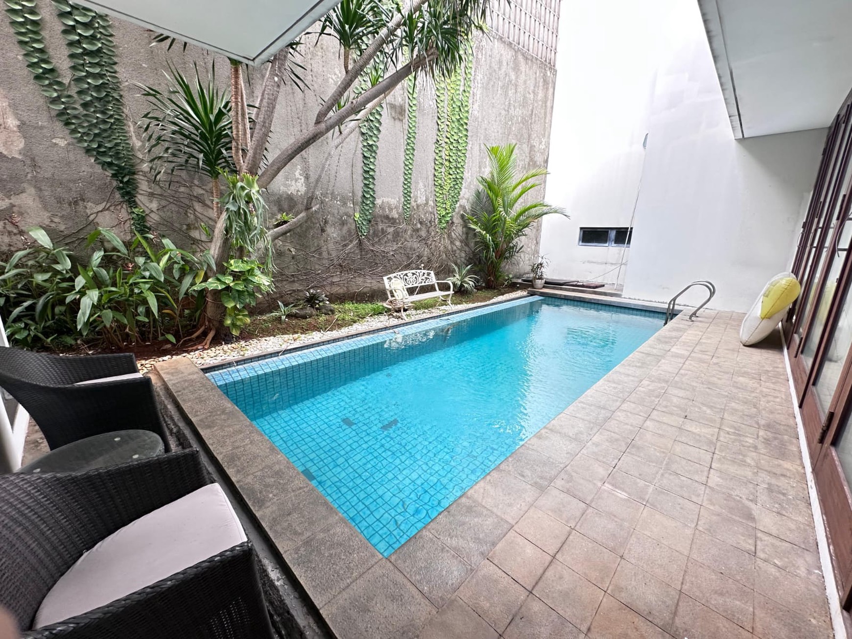 Rumah Semi Furnished Luas 2 Lantai Siap Huni Mewah Lokasi di Pertengahan Kota @Jakarta Selatan