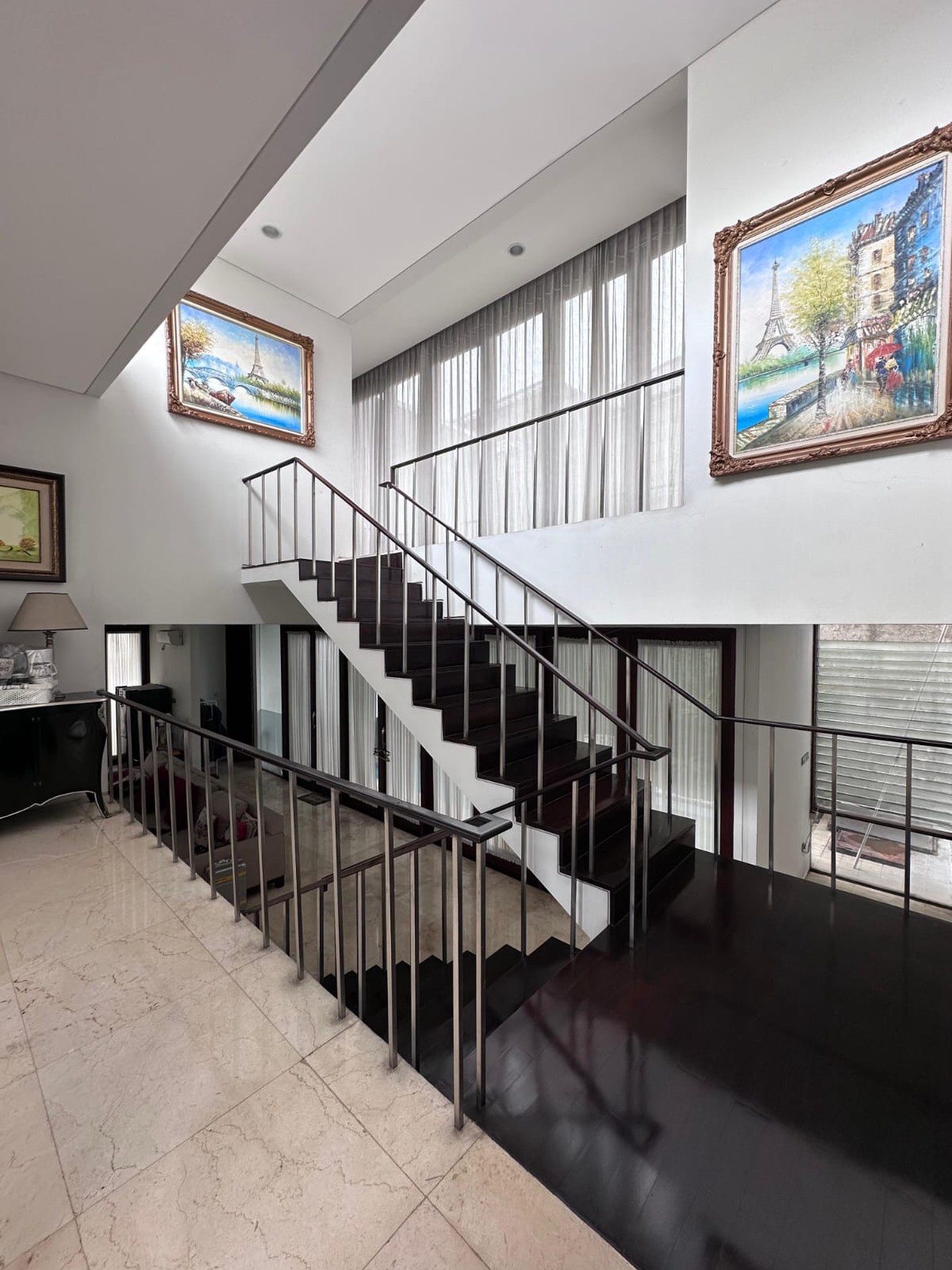 Rumah Semi Furnished Luas 2 Lantai Siap Huni Mewah Lokasi di Pertengahan Kota @Jakarta Selatan