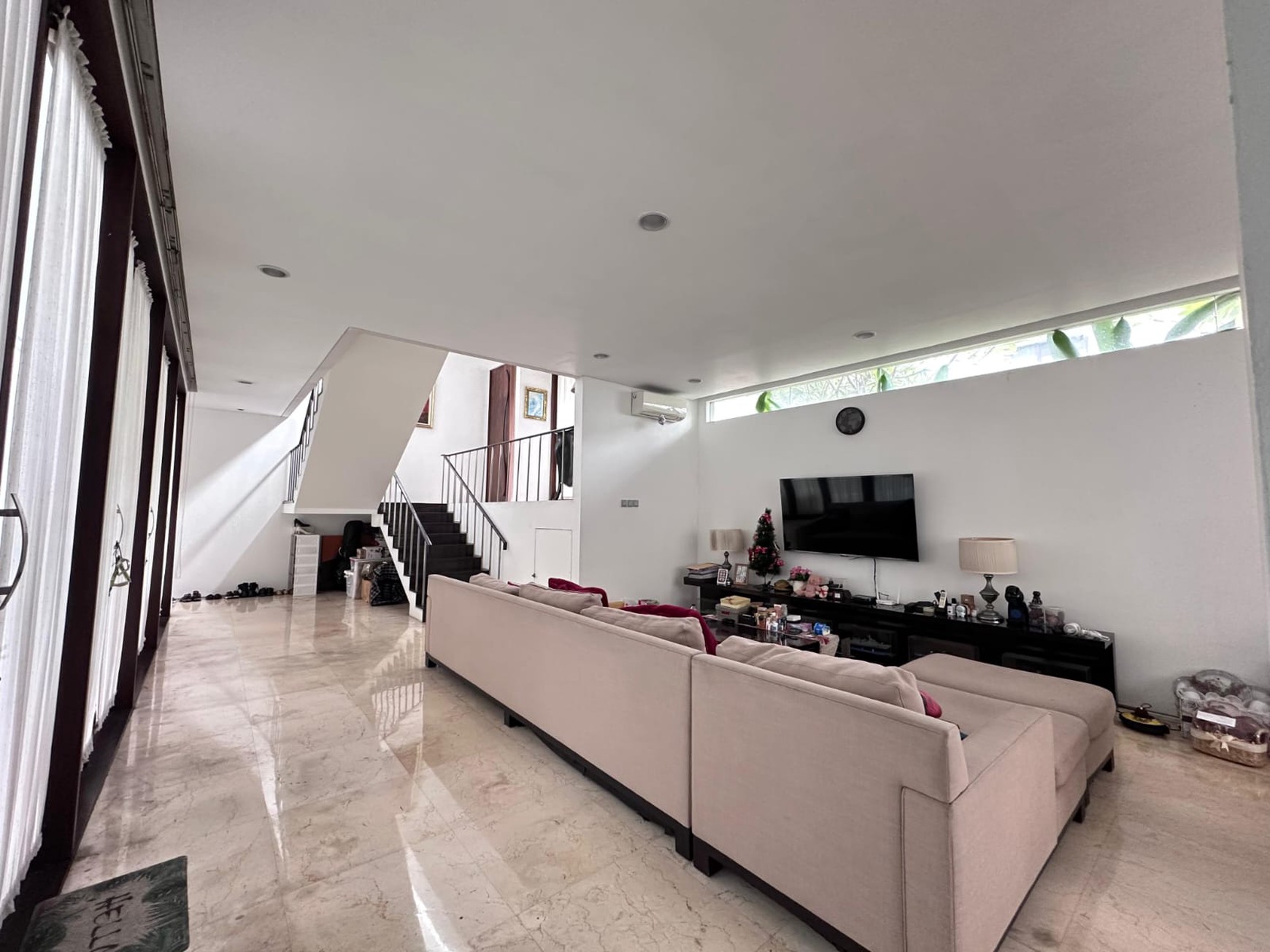 Rumah Semi Furnished Luas 2 Lantai Siap Huni Mewah Lokasi di Pertengahan Kota @Jakarta Selatan