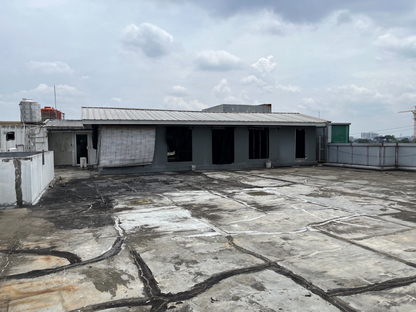 GEDUNG DIJUAL JALAN WOLTER MONGINSIDI KEBAYORAN BARU JAKARTA SELATAN