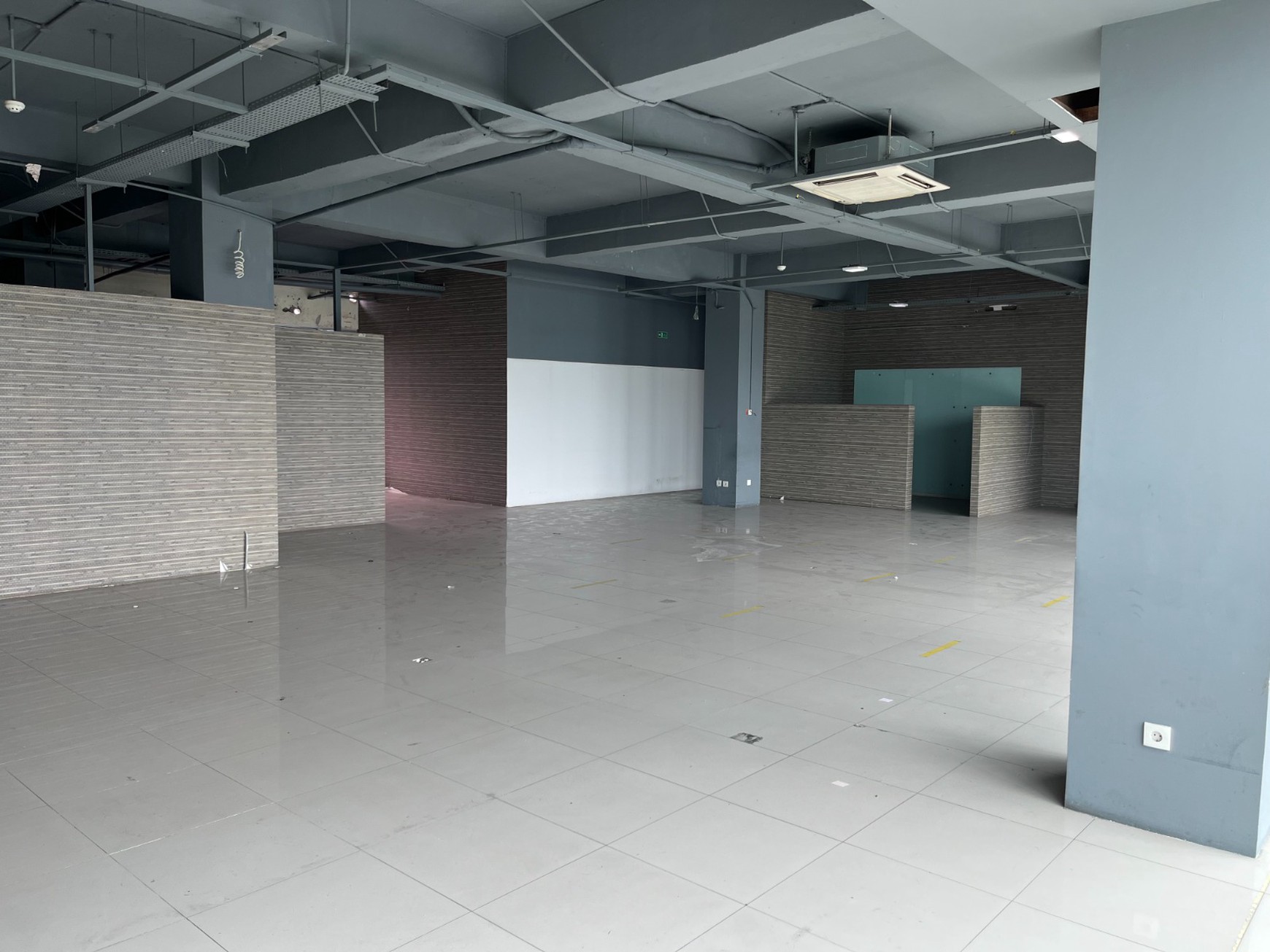 GEDUNG DIJUAL JALAN WOLTER MONGINSIDI KEBAYORAN BARU JAKARTA SELATAN