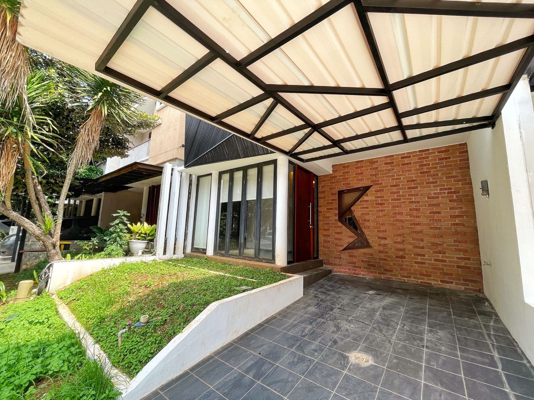 Rumah Siap Huni dengan Bangunan Baru dan Rapi @Discovery Fiore, Bintaro.