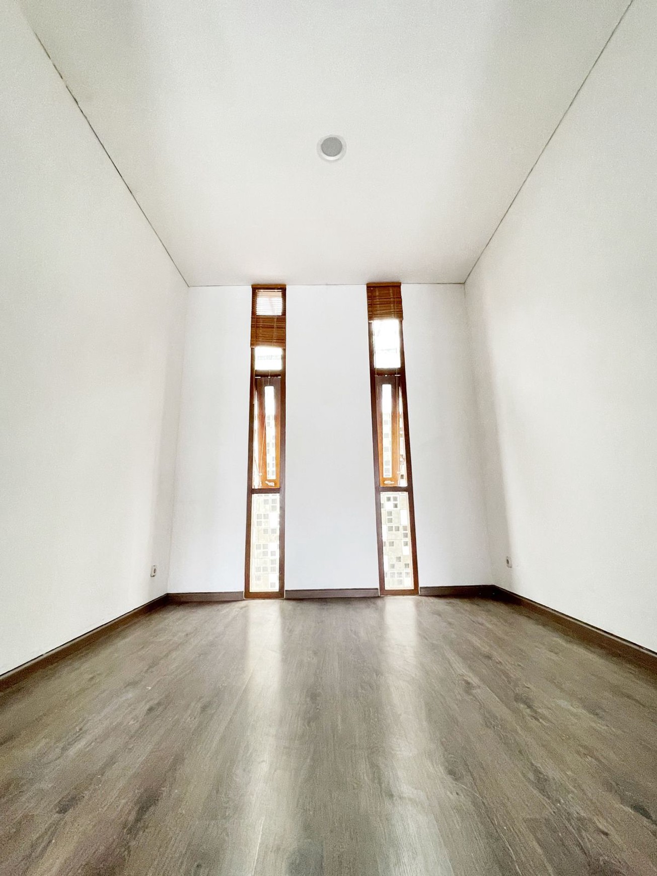 Rumah Siap Huni dengan Bangunan Baru dan Rapi @Discovery Fiore, Bintaro.