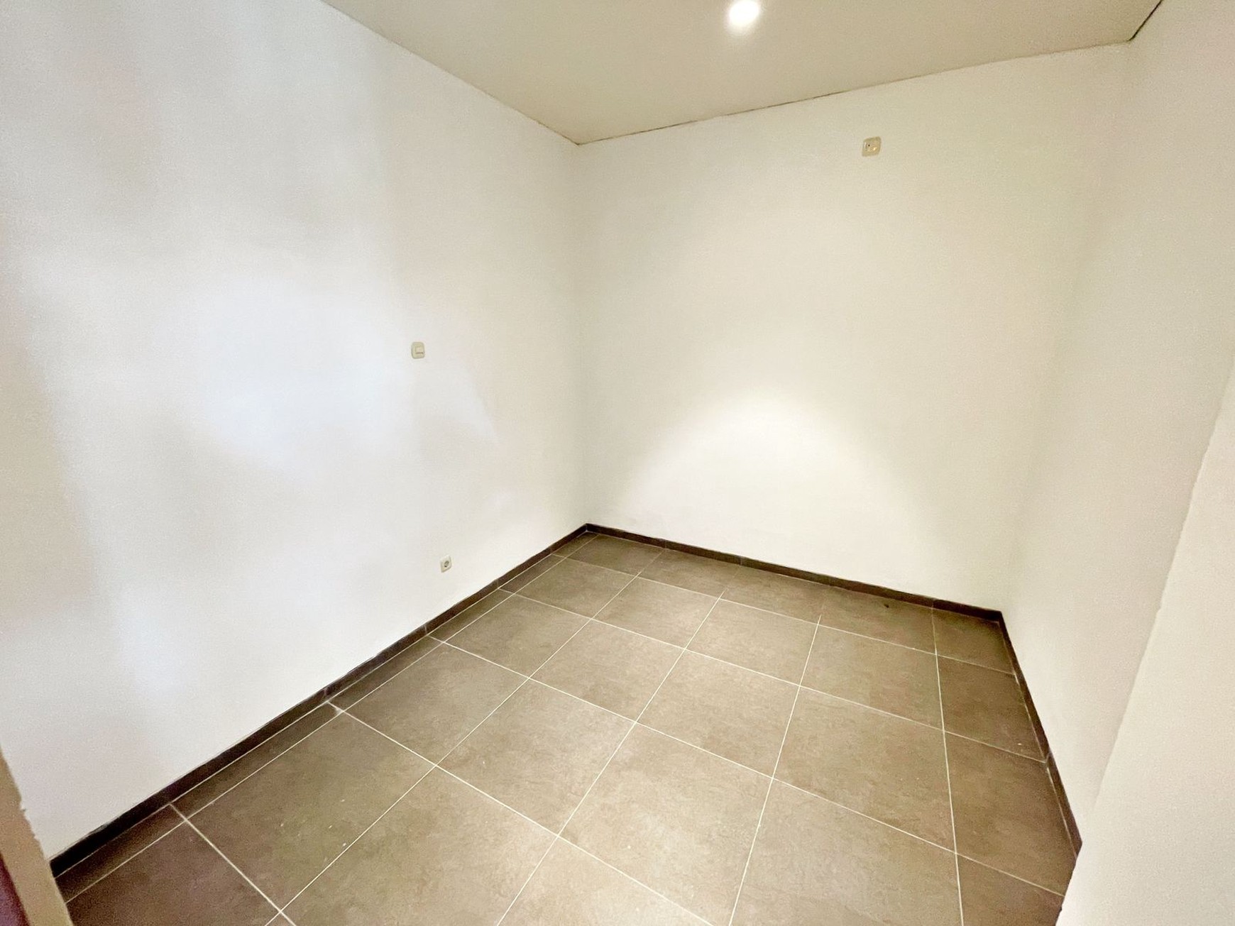 Rumah Siap Huni dengan Bangunan Baru dan Rapi @Discovery Fiore, Bintaro.