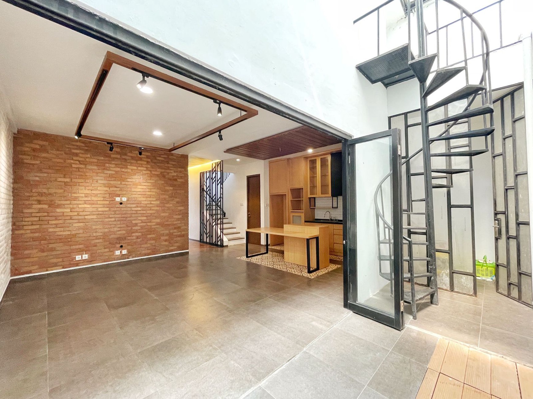 Rumah Siap Huni dengan Bangunan Baru dan Rapi @Discovery Fiore, Bintaro.