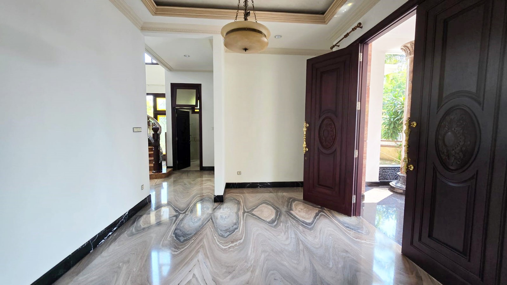 Rumah di Araya Surabaya Timur, Mewah, Klasik, Hadap Utara, Luas tanah 650 m2, Siap Huni