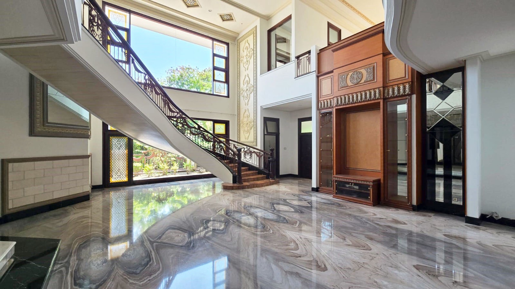 Rumah di Araya Surabaya Timur, Mewah, Klasik, Hadap Utara, Luas tanah 650 m2, Siap Huni