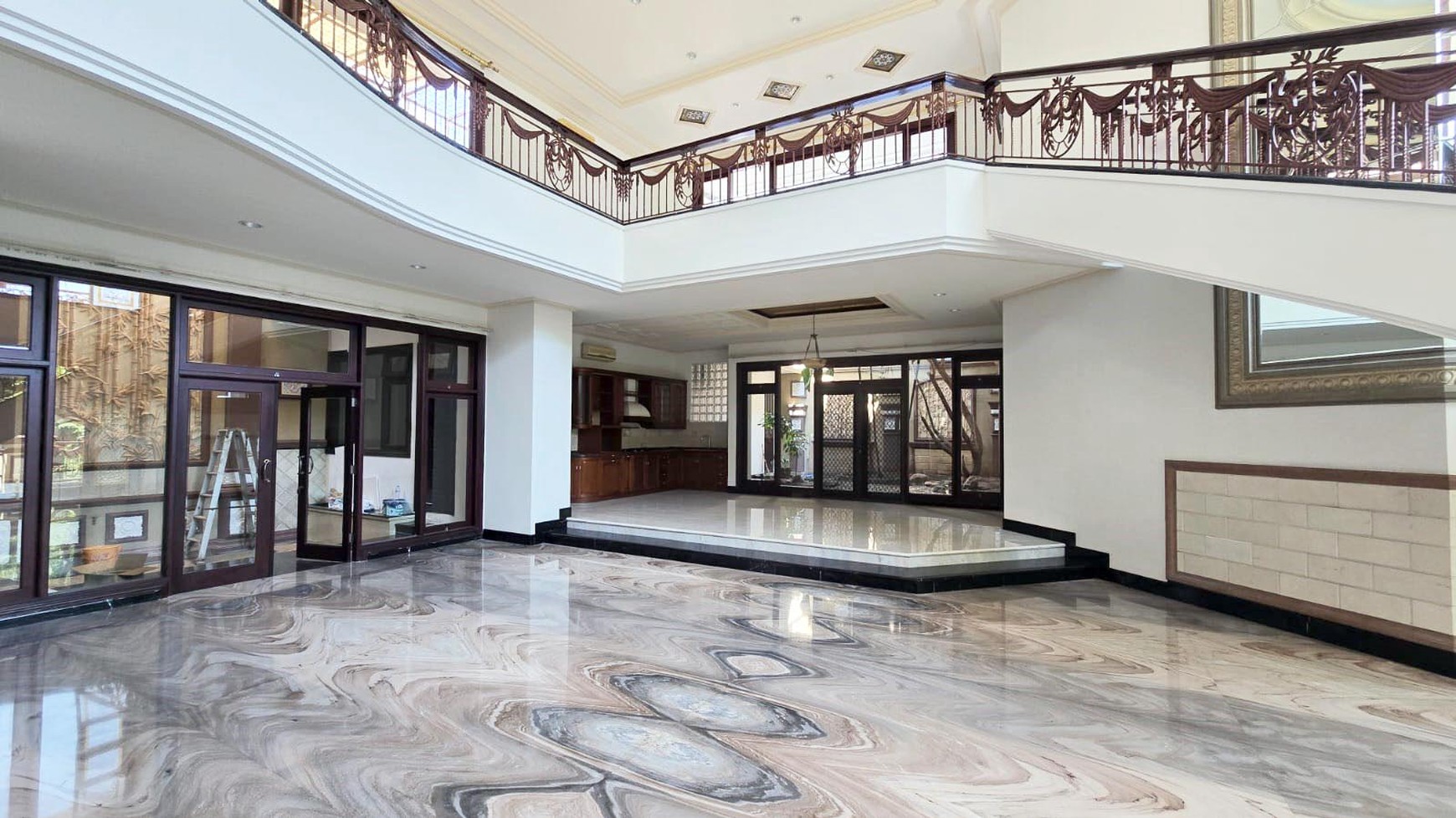 Rumah di Araya Surabaya Timur, Mewah, Klasik, Hadap Utara, Luas tanah 650 m2, Siap Huni