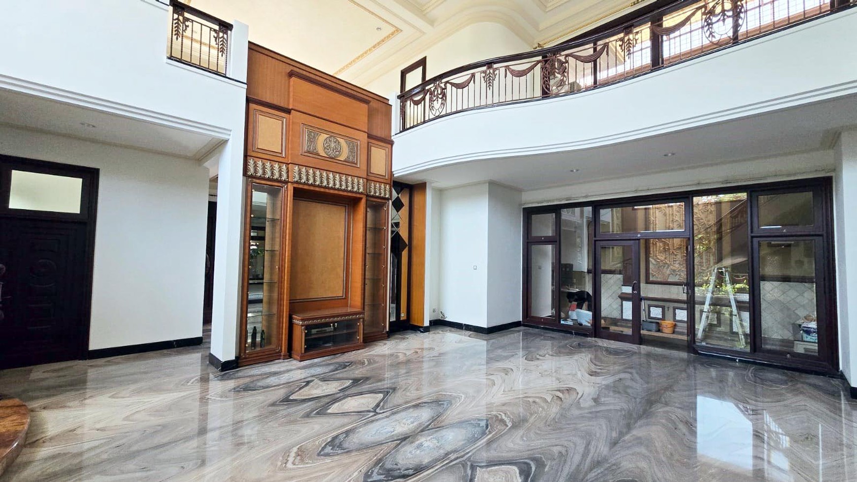 Rumah di Araya Surabaya Timur, Mewah, Klasik, Hadap Utara, Luas tanah 650 m2, Siap Huni