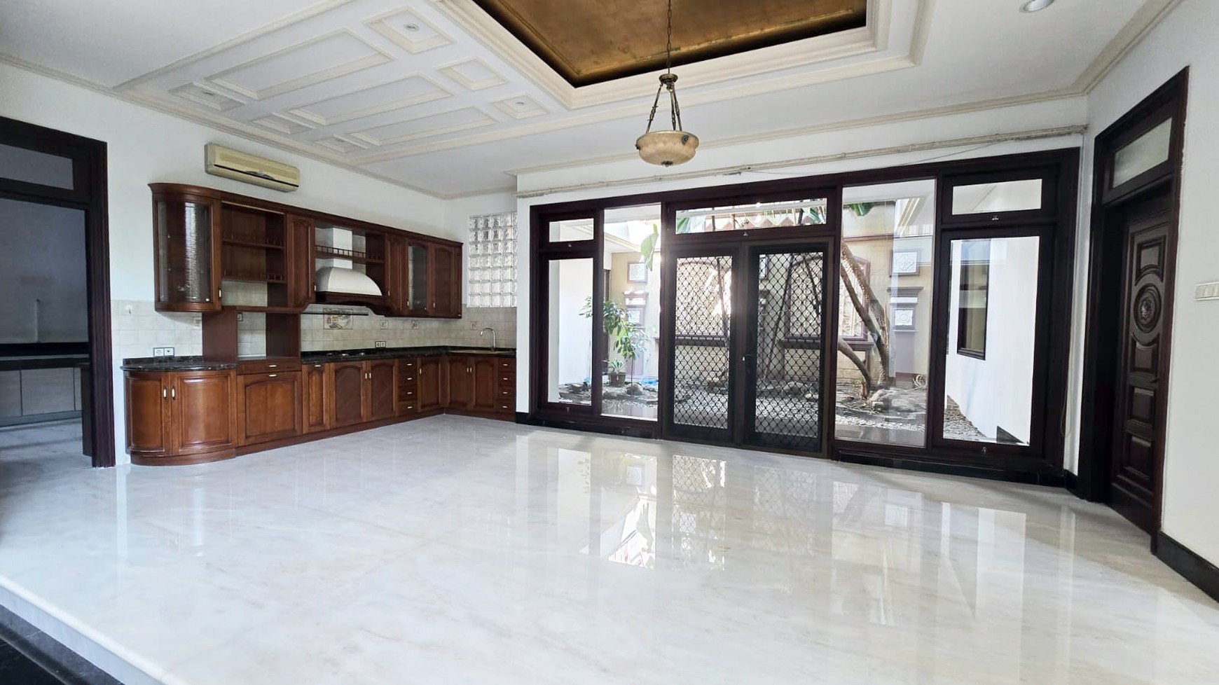 Rumah di Araya Surabaya Timur, Mewah, Klasik, Hadap Utara, Luas tanah 650 m2, Siap Huni