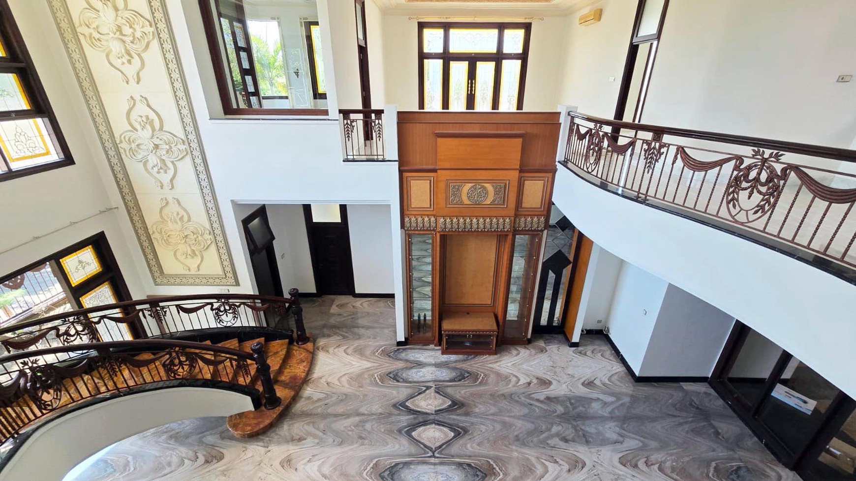 Rumah di Araya Surabaya Timur, Mewah, Klasik, Hadap Utara, Luas tanah 650 m2, Siap Huni