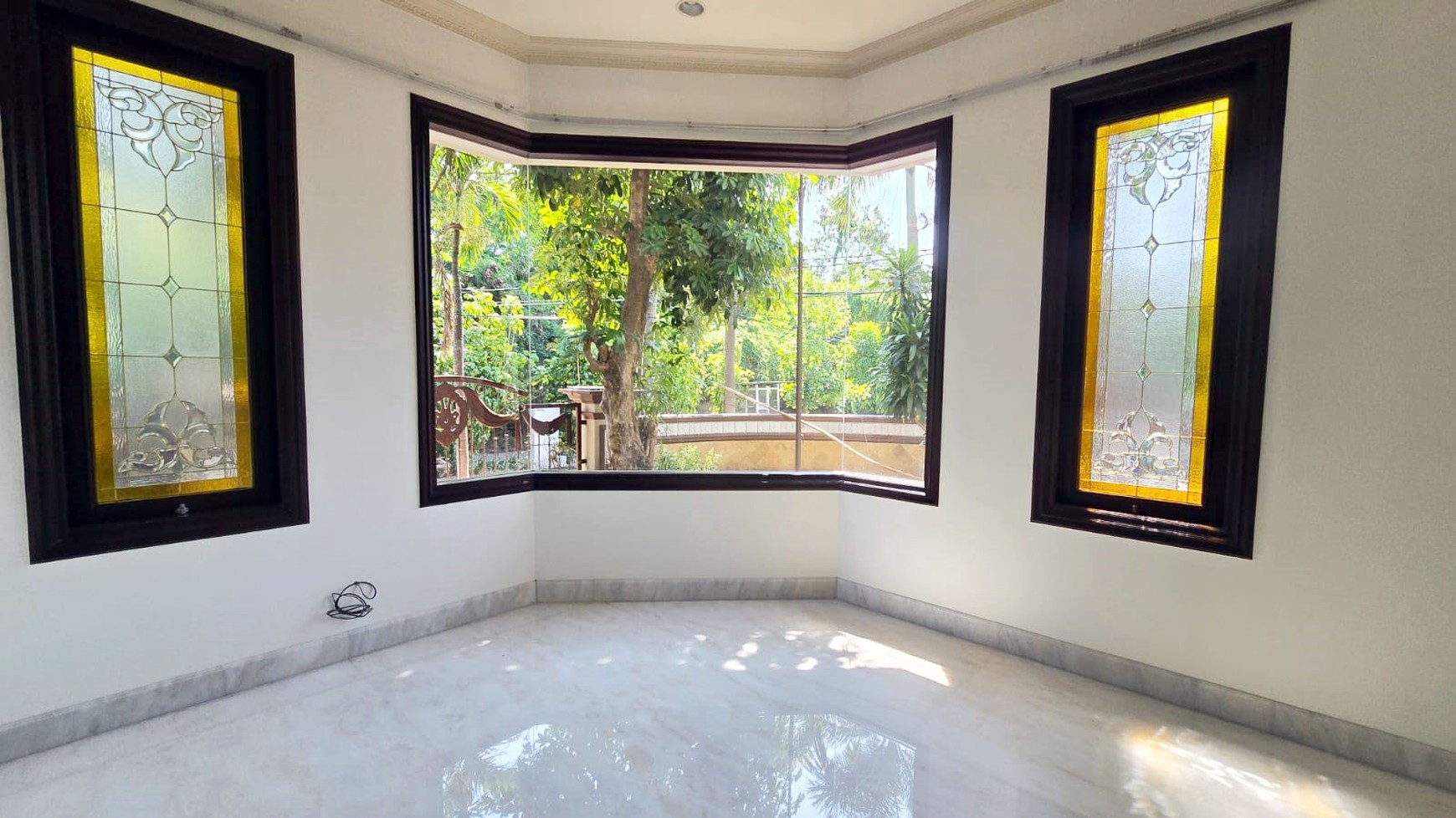 Rumah di Araya Surabaya Timur, Mewah, Klasik, Hadap Utara, Luas tanah 650 m2, Siap Huni