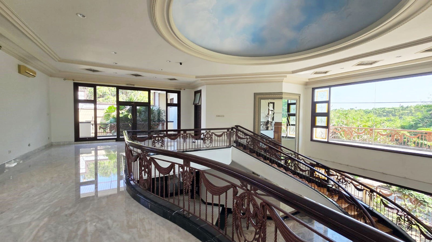 Rumah di Araya Surabaya Timur, Mewah, Klasik, Hadap Utara, Luas tanah 650 m2, Siap Huni