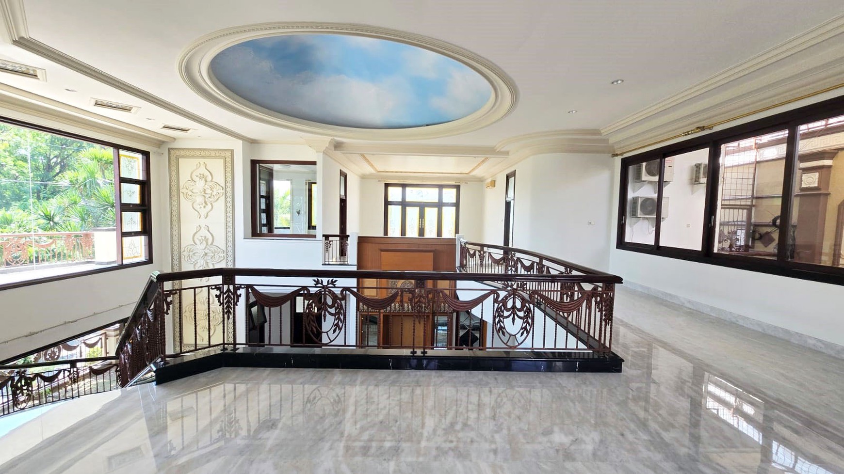 Rumah di Araya Surabaya Timur, Mewah, Klasik, Hadap Utara, Luas tanah 650 m2, Siap Huni