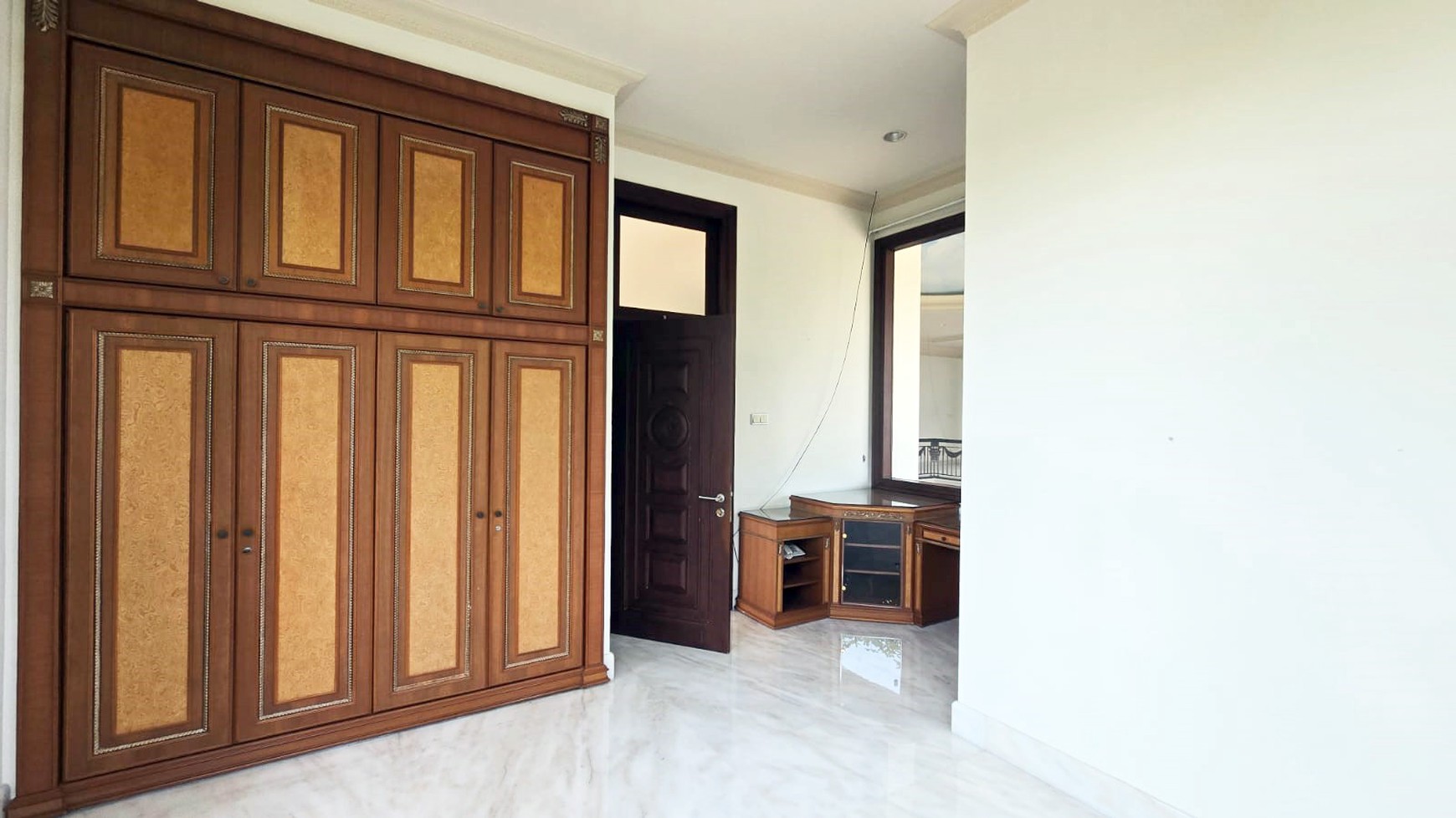 Rumah di Araya Surabaya Timur, Mewah, Klasik, Hadap Utara, Luas tanah 650 m2, Siap Huni
