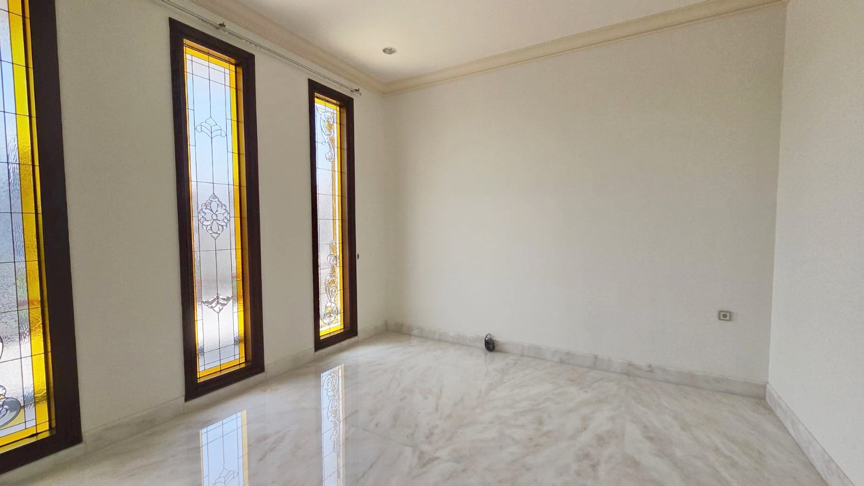 Rumah di Araya Surabaya Timur, Mewah, Klasik, Hadap Utara, Luas tanah 650 m2, Siap Huni