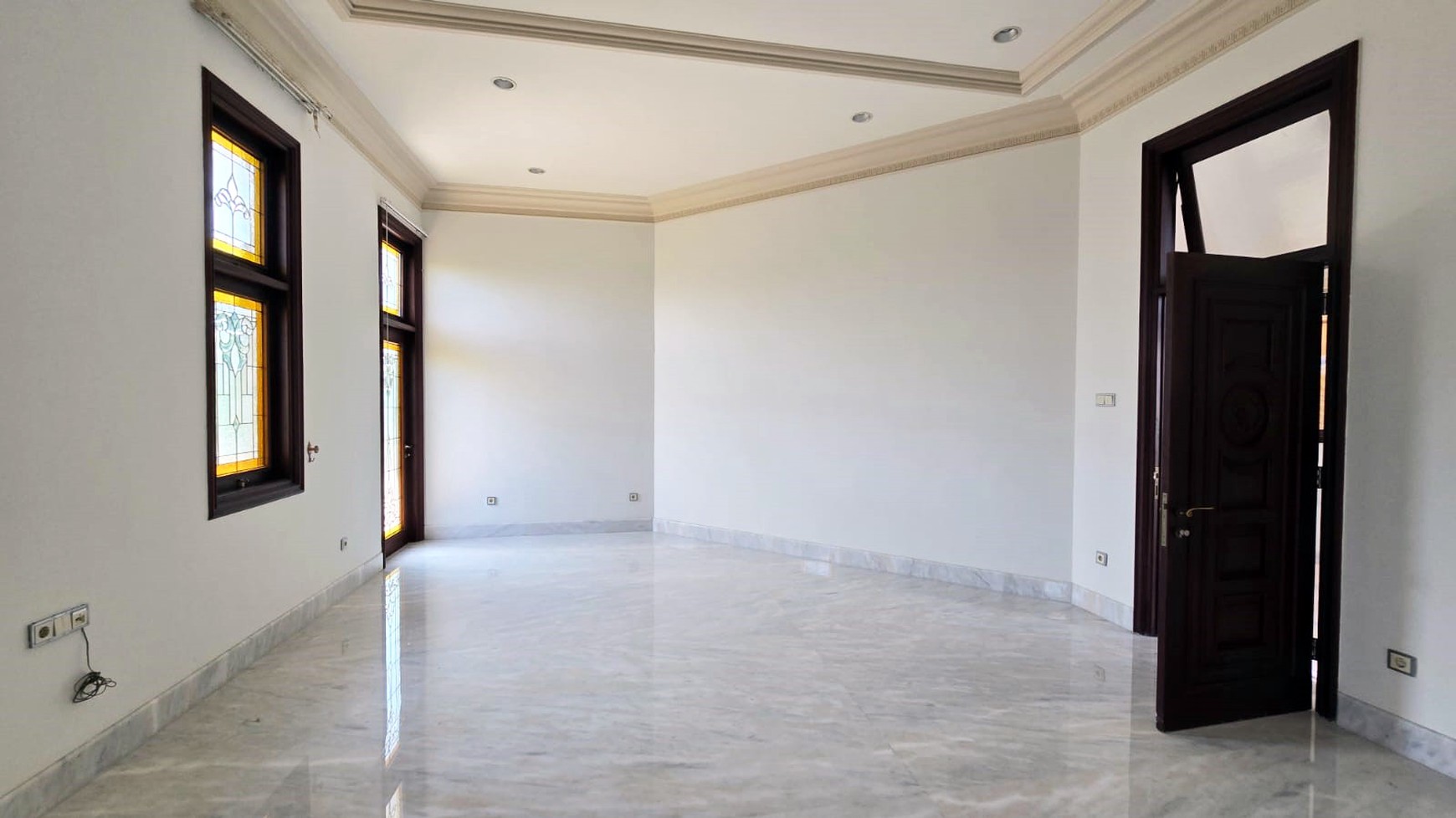 Rumah di Araya Surabaya Timur, Mewah, Klasik, Hadap Utara, Luas tanah 650 m2, Siap Huni