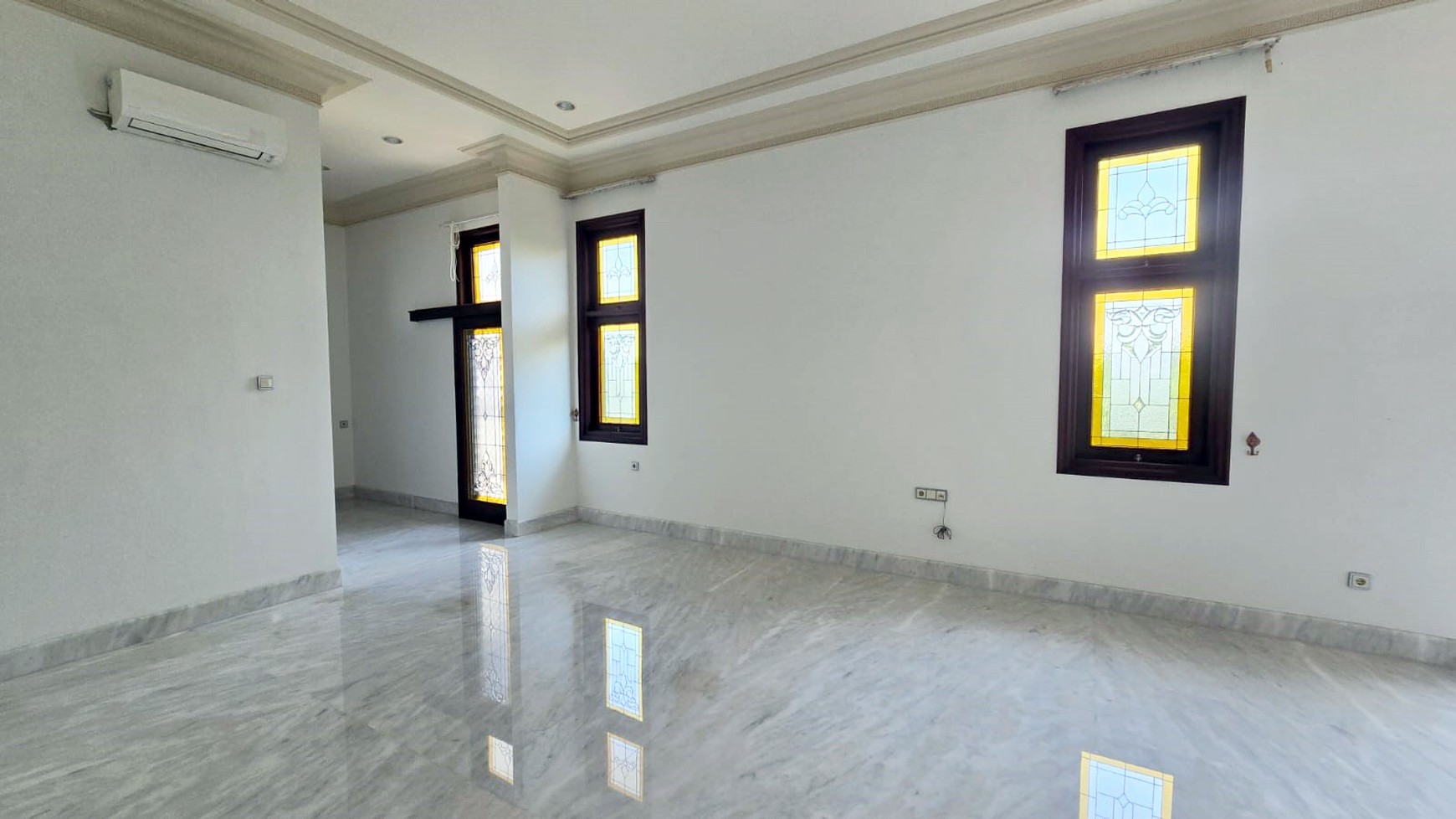 Rumah di Araya Surabaya Timur, Mewah, Klasik, Hadap Utara, Luas tanah 650 m2, Siap Huni