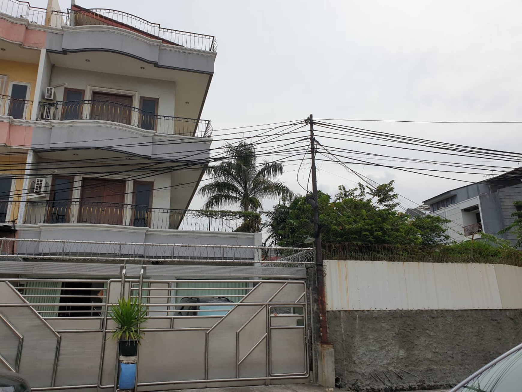 Rumah diarea perdagangan 3 unit jadi 1 Ratu Kemuning Duri Kepa Kebon Jeruk jual segera sampai jadi hot price