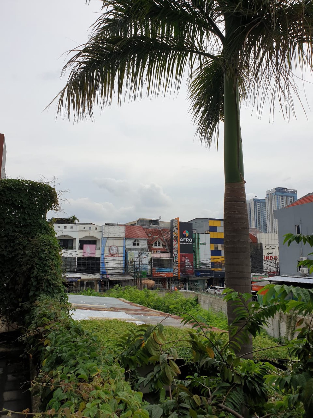 Rumah diarea perdagangan 3 unit jadi 1 Ratu Kemuning Duri Kepa Kebon Jeruk jual segera sampai jadi hot price