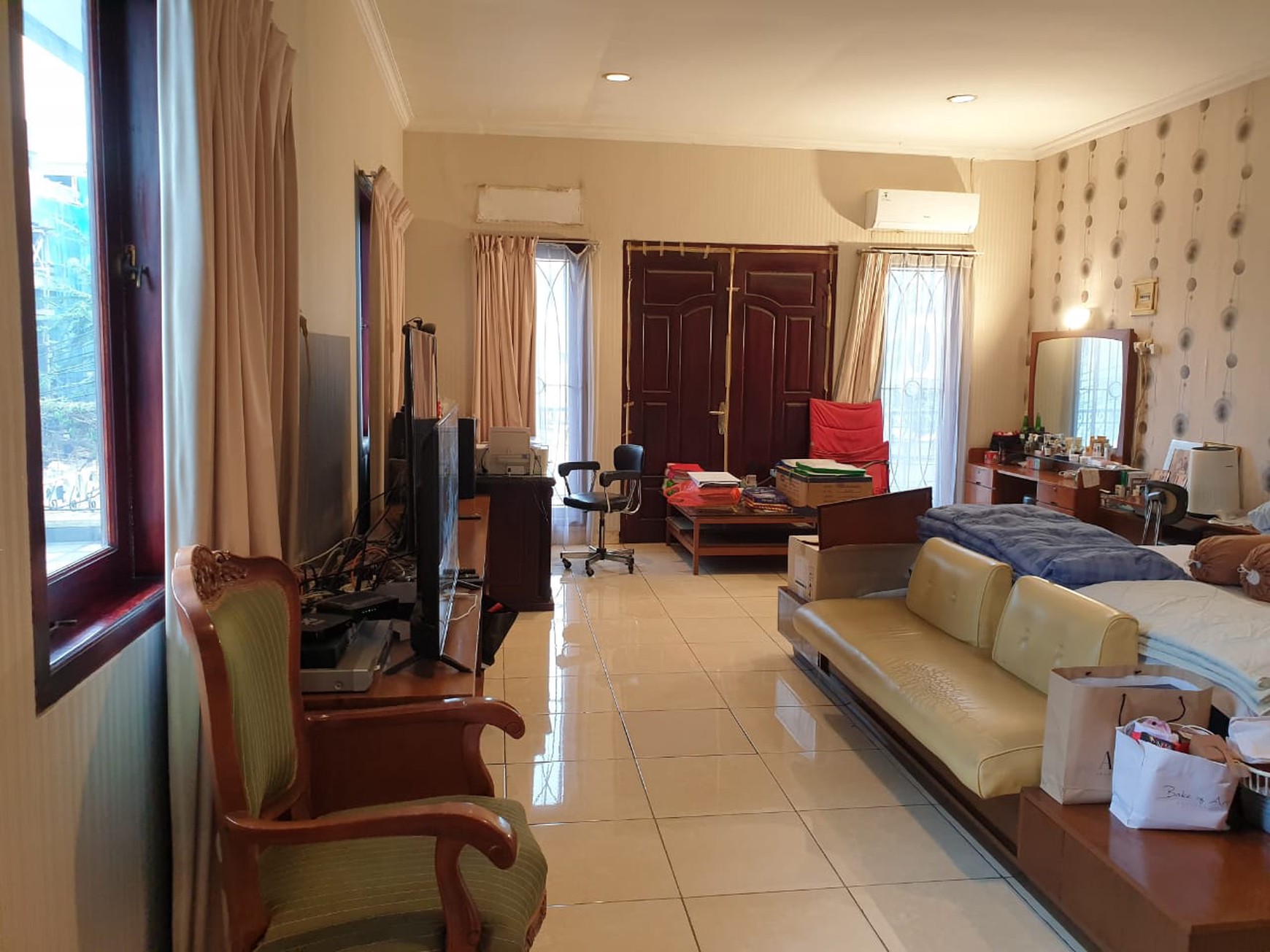 Rumah diarea perdagangan 3 unit jadi 1 Ratu Kemuning Duri Kepa Kebon Jeruk jual segera sampai jadi hot price