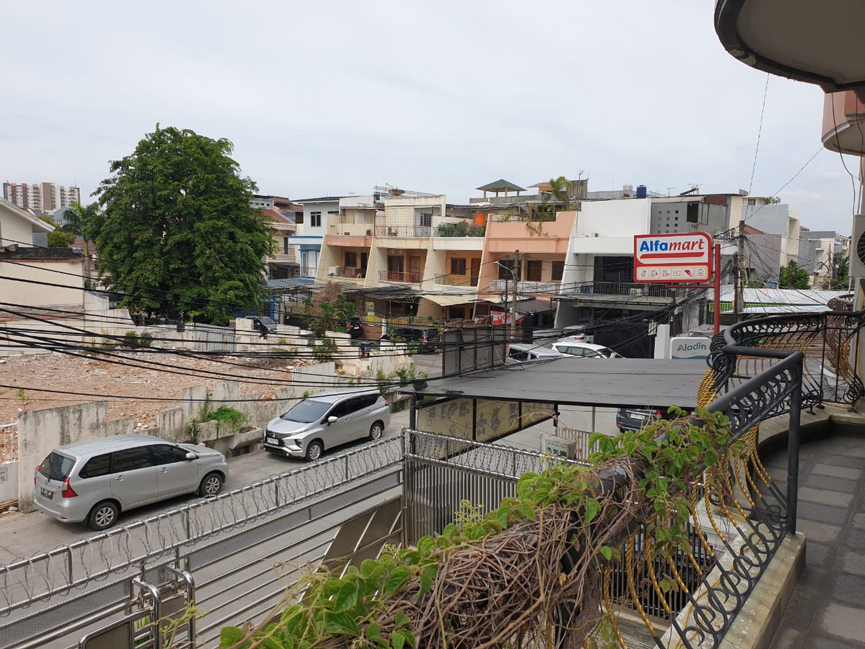 Rumah diarea perdagangan 3 unit jadi 1 Ratu Kemuning Duri Kepa Kebon Jeruk jual segera sampai jadi hot price