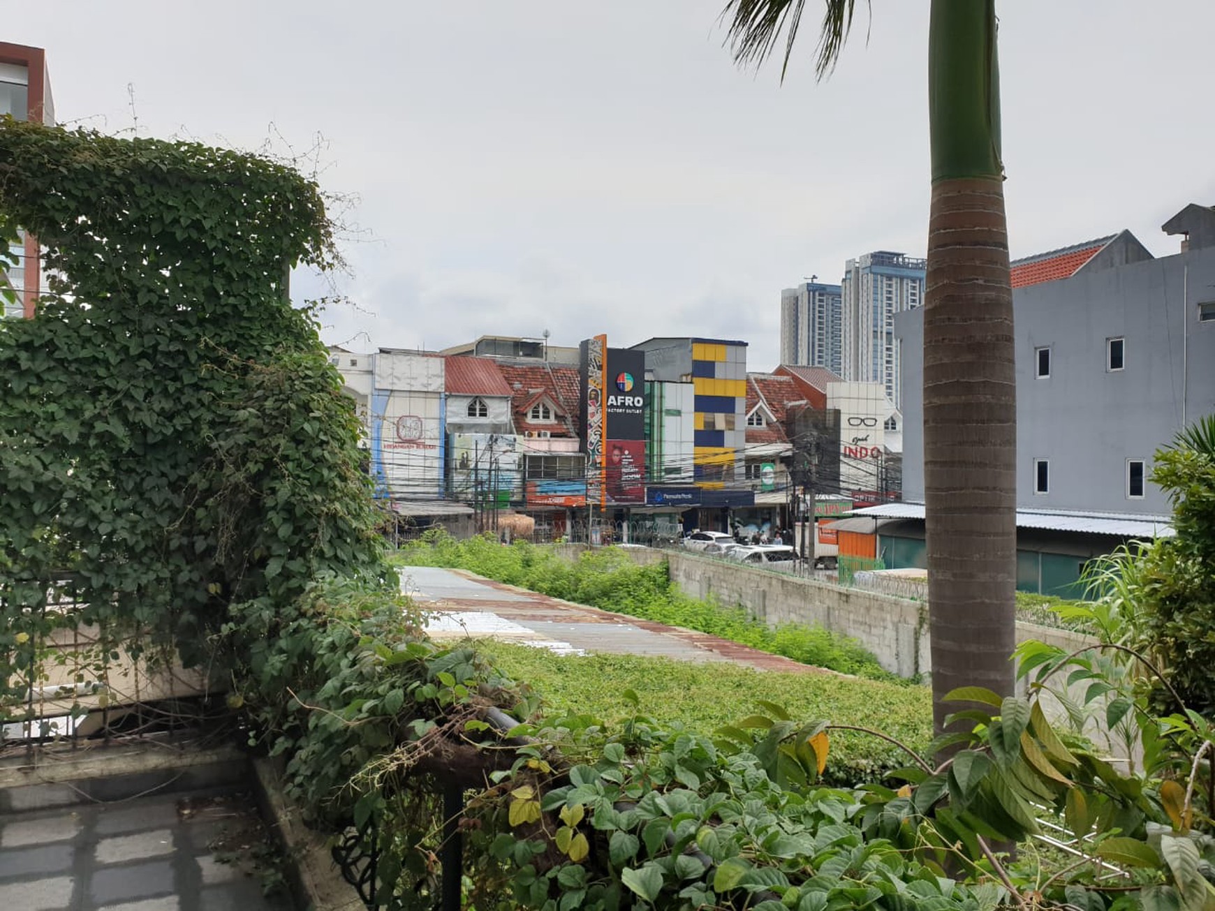 Rumah diarea perdagangan 3 unit jadi 1 Ratu Kemuning Duri Kepa Kebon Jeruk jual segera sampai jadi hot price