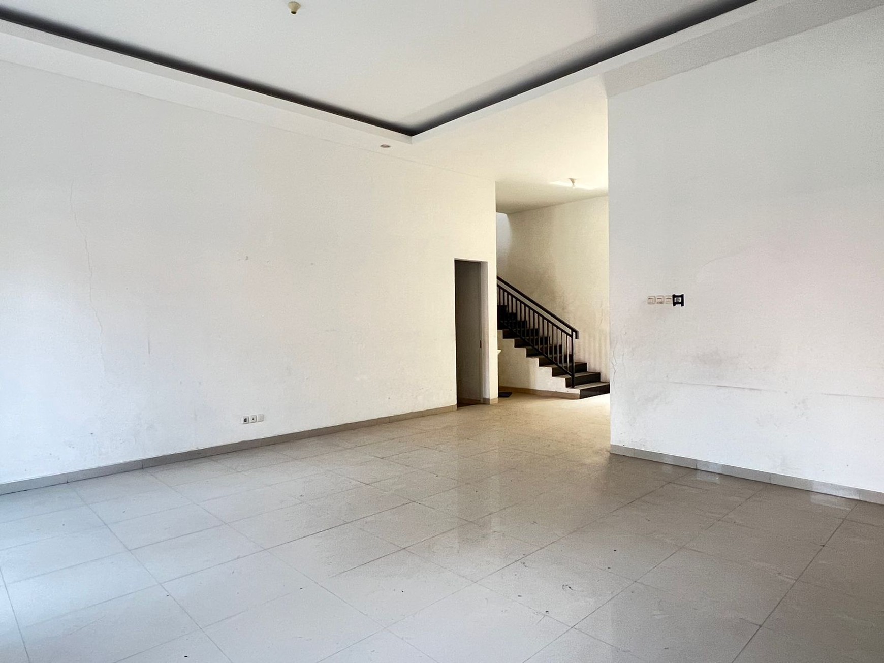 DIJUAL Rumah SIAP HUNI 2 lantai BESAR CLASSIC di Sutorejo Prima Indah, Surabaya timur