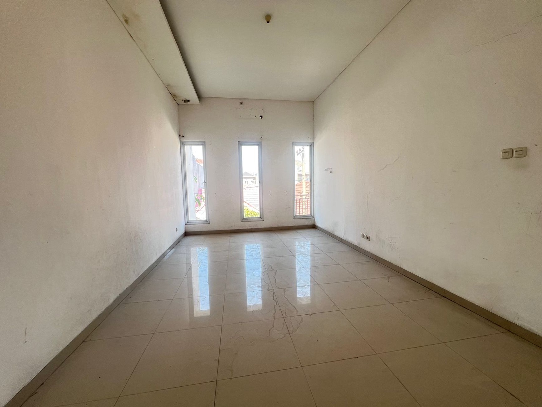 DIJUAL Rumah SIAP HUNI 2 lantai BESAR CLASSIC di Sutorejo Prima Indah, Surabaya timur