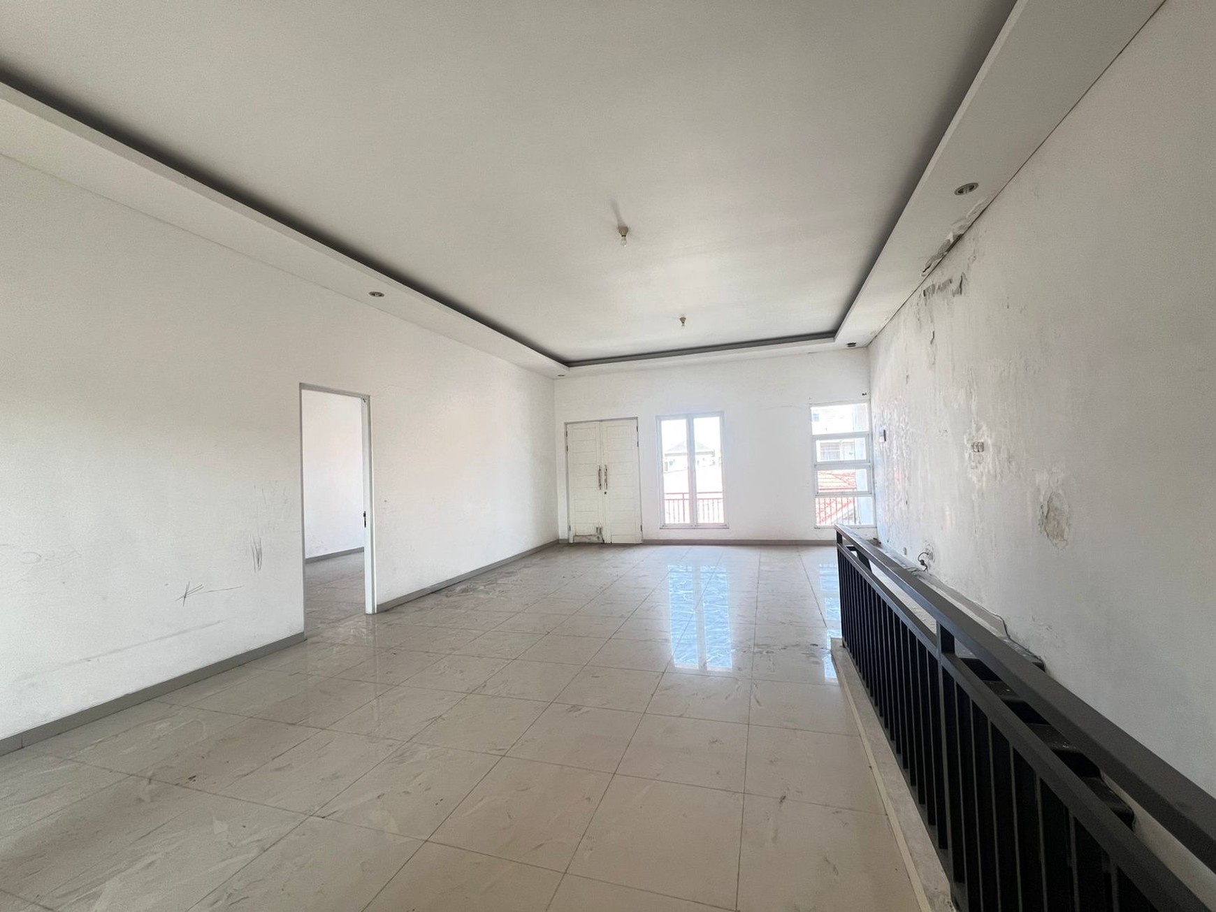 DIJUAL Rumah SIAP HUNI 2 lantai BESAR CLASSIC di Sutorejo Prima Indah, Surabaya timur