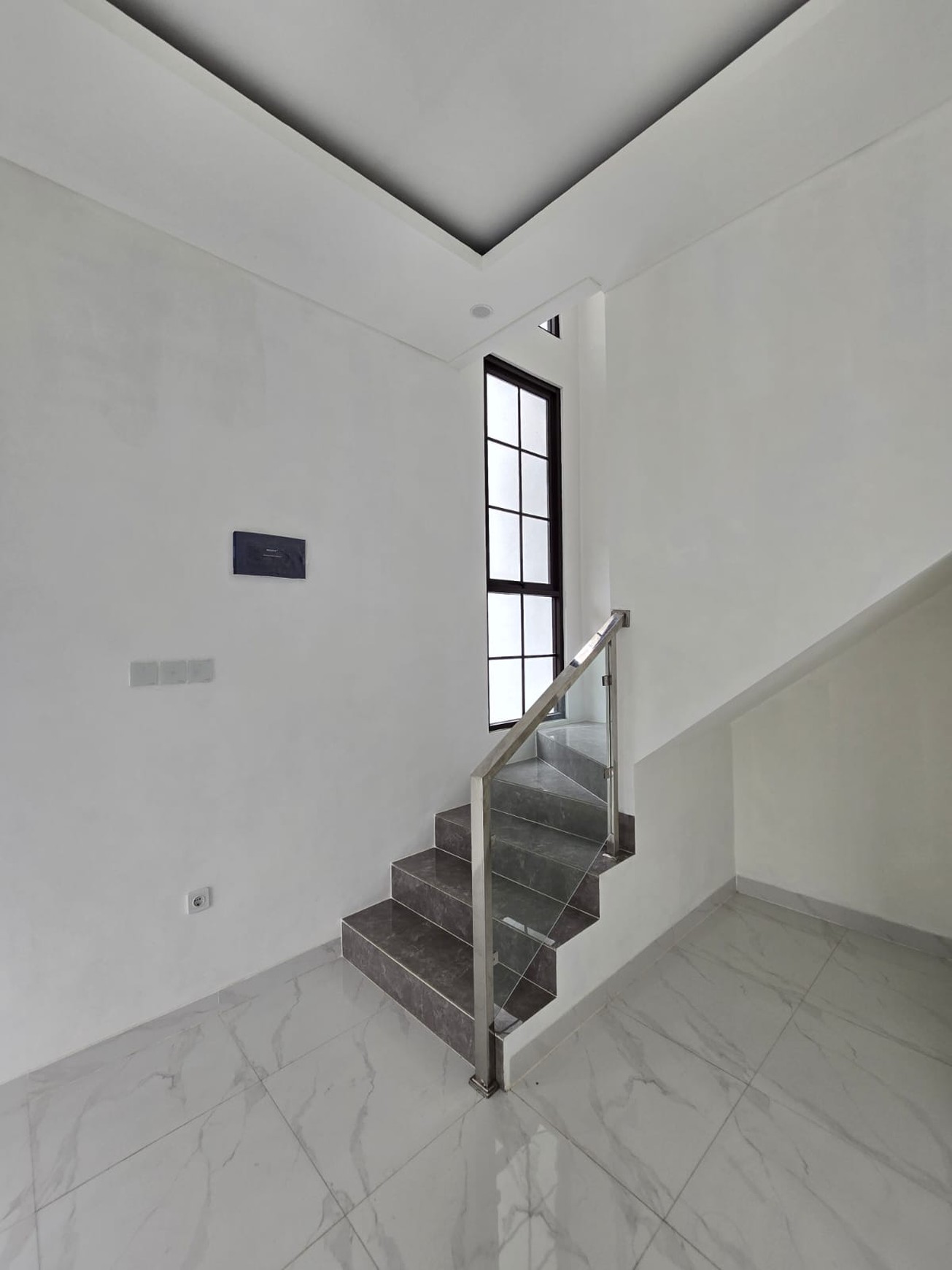 Rumah Hoek,Brand New di Graha Raya Tangsel