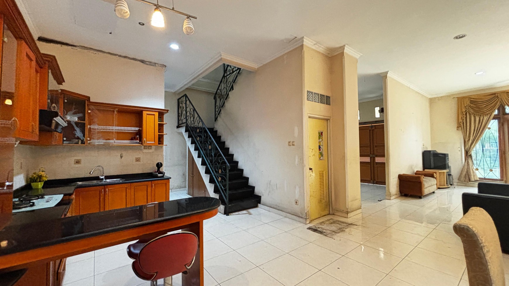 Rumah 2 Lantai, Cantik Siap Huni Di Tebet Barat, Hanya 5 Menit Ke Jl. MT Haryono