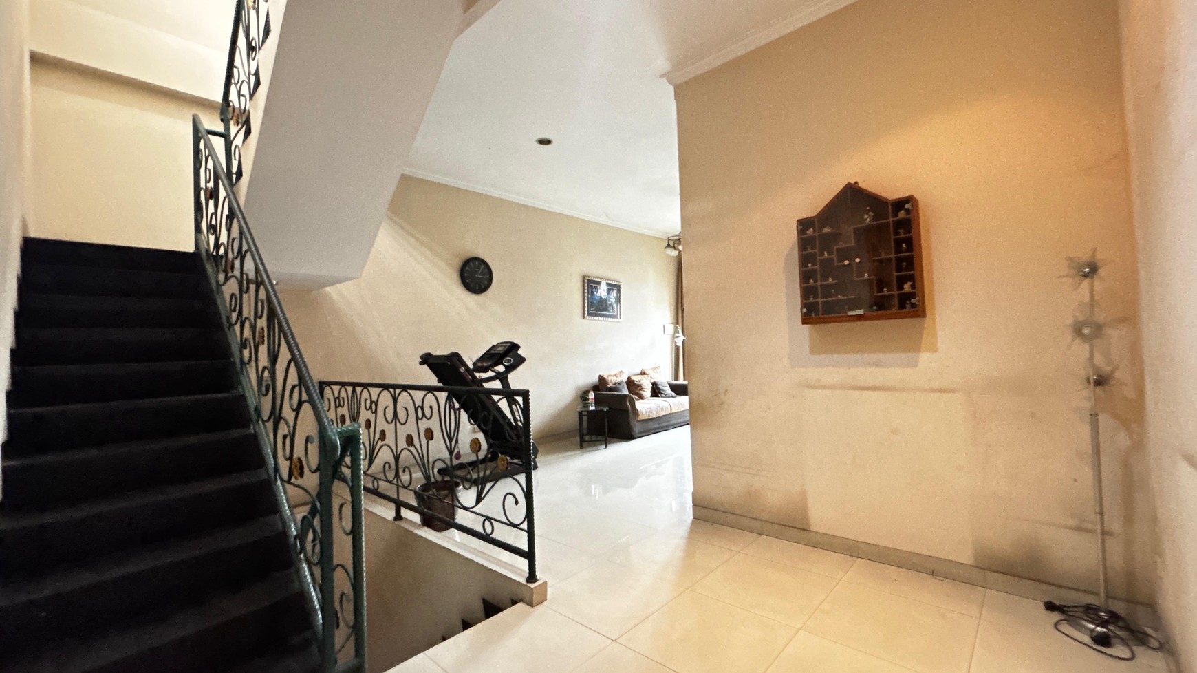 Rumah 2 Lantai, Cantik Siap Huni Di Tebet Barat, Hanya 5 Menit Ke Jl. MT Haryono