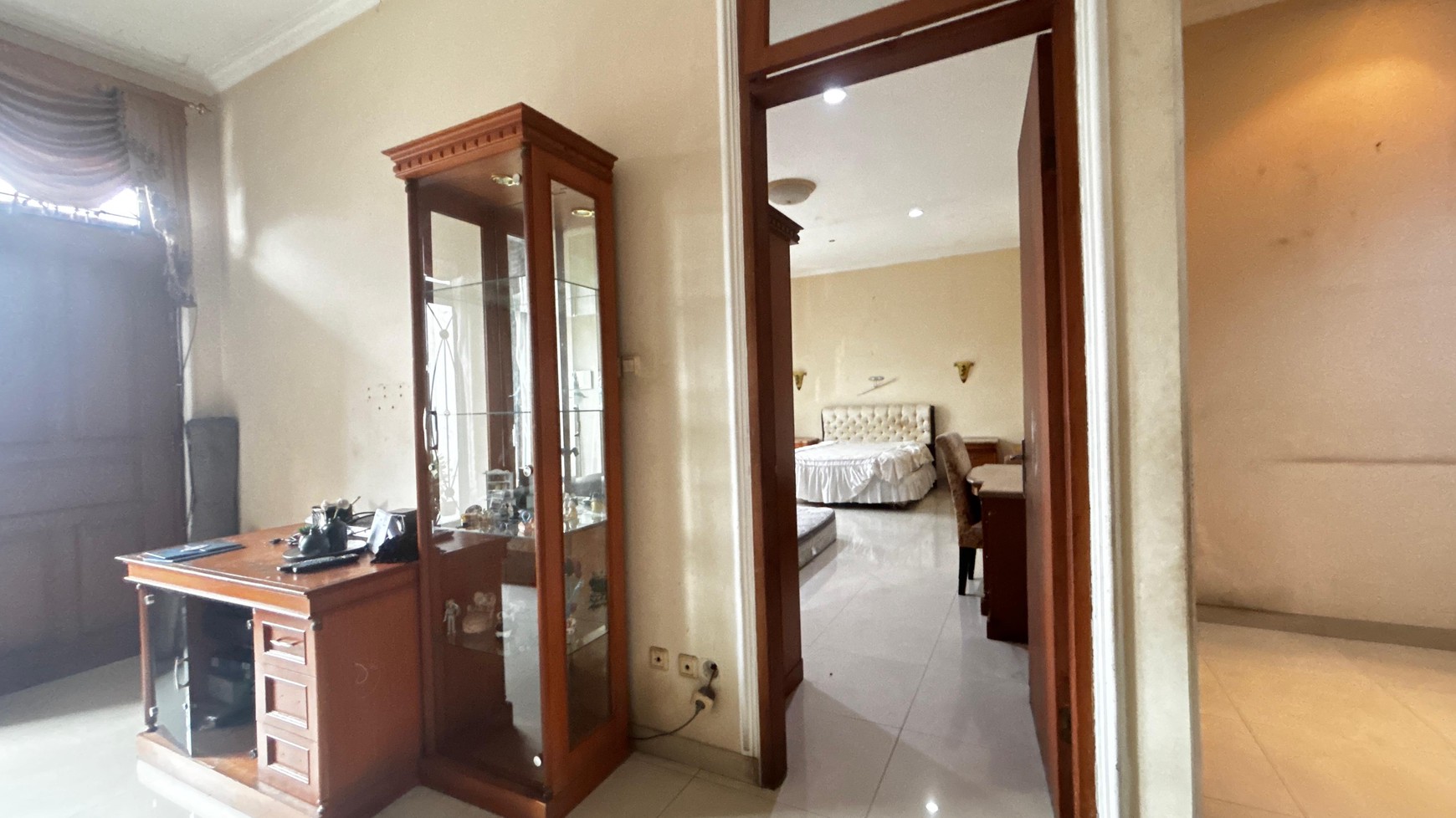 Rumah 2 Lantai, Cantik Siap Huni Di Tebet Barat, Hanya 5 Menit Ke Jl. MT Haryono