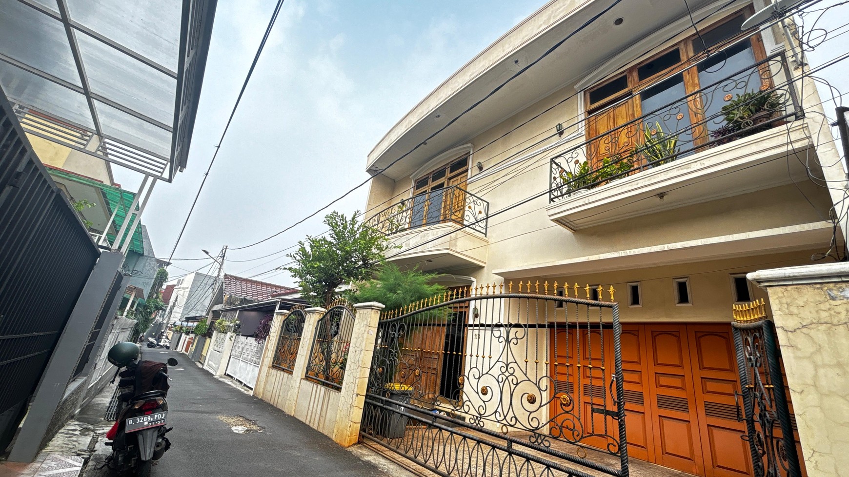 Rumah 2 Lantai, Cantik Siap Huni Di Tebet Barat, Hanya 5 Menit Ke Jl. MT Haryono