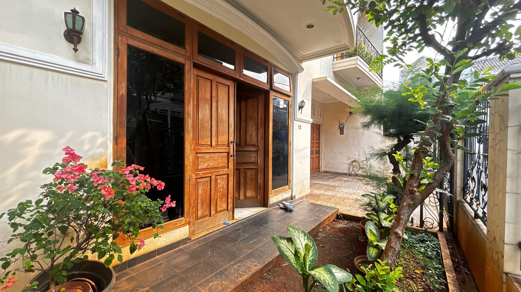 Rumah 2 Lantai, Cantik Siap Huni Di Tebet Barat, Hanya 5 Menit Ke Jl. MT Haryono