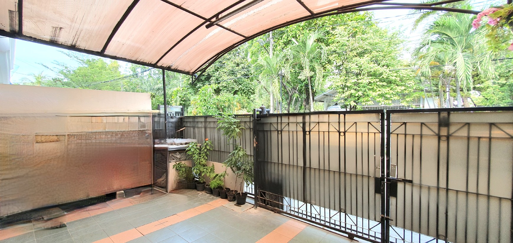 Rumah tua namun kokoh terawat di cluster Janur Elok belakang Mahaka / Santika.
