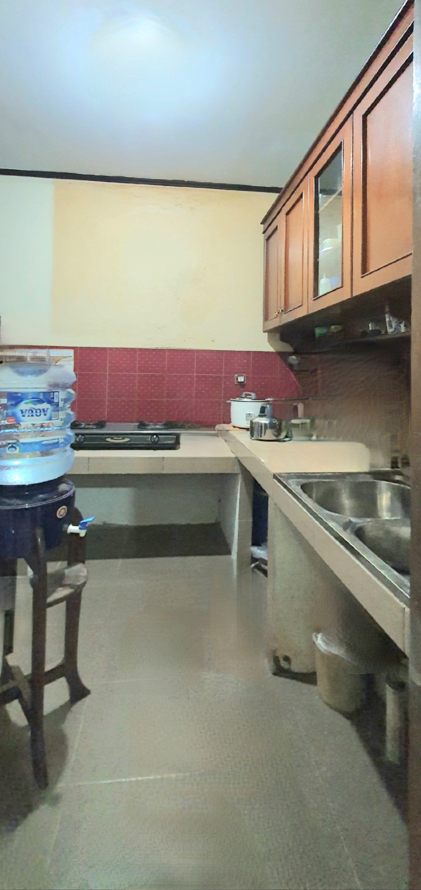 Rumah tua namun kokoh terawat di cluster Janur Elok belakang Mahaka / Santika.