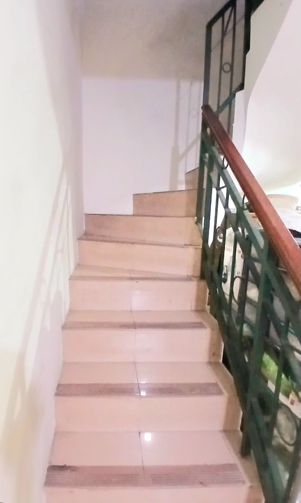 Rumah tua namun kokoh terawat di cluster Janur Elok belakang Mahaka / Santika.