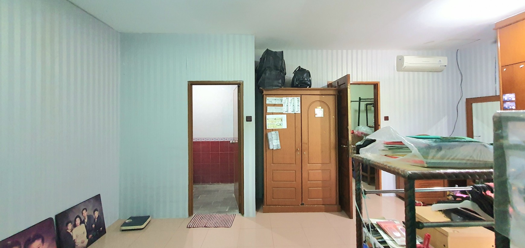 Rumah tua namun kokoh terawat di cluster Janur Elok belakang Mahaka / Santika.