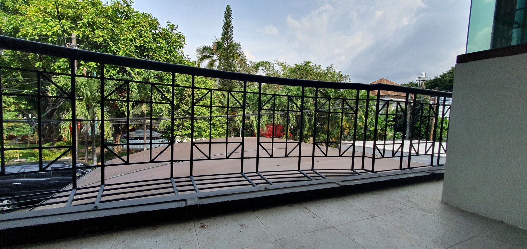 Rumah tua namun kokoh terawat di cluster Janur Elok belakang Mahaka / Santika.