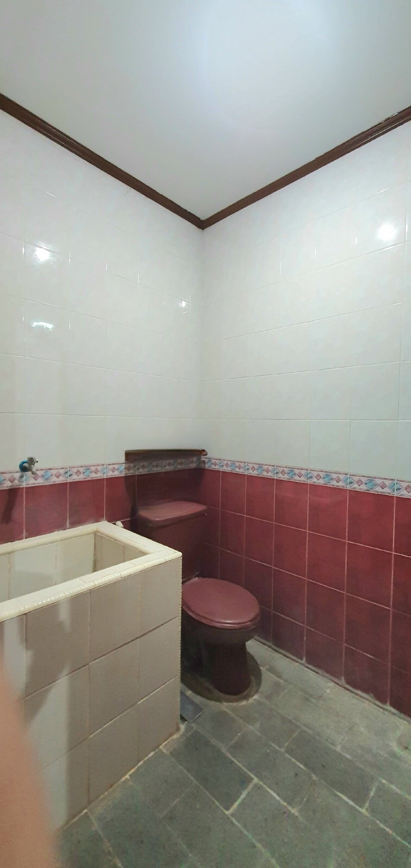 Rumah tua namun kokoh terawat di cluster Janur Elok belakang Mahaka / Santika.