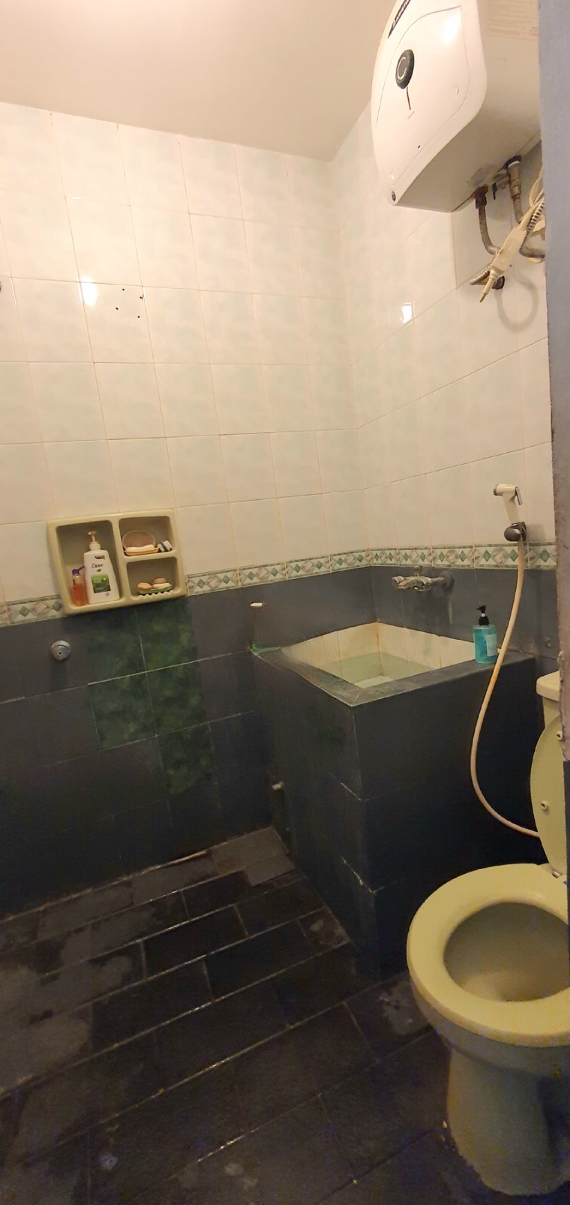 Rumah tua namun kokoh terawat di cluster Janur Elok belakang Mahaka / Santika.
